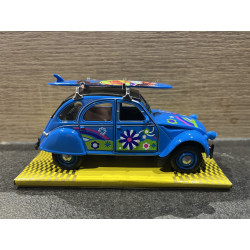 Petite voiture de collection 2 CV bleu